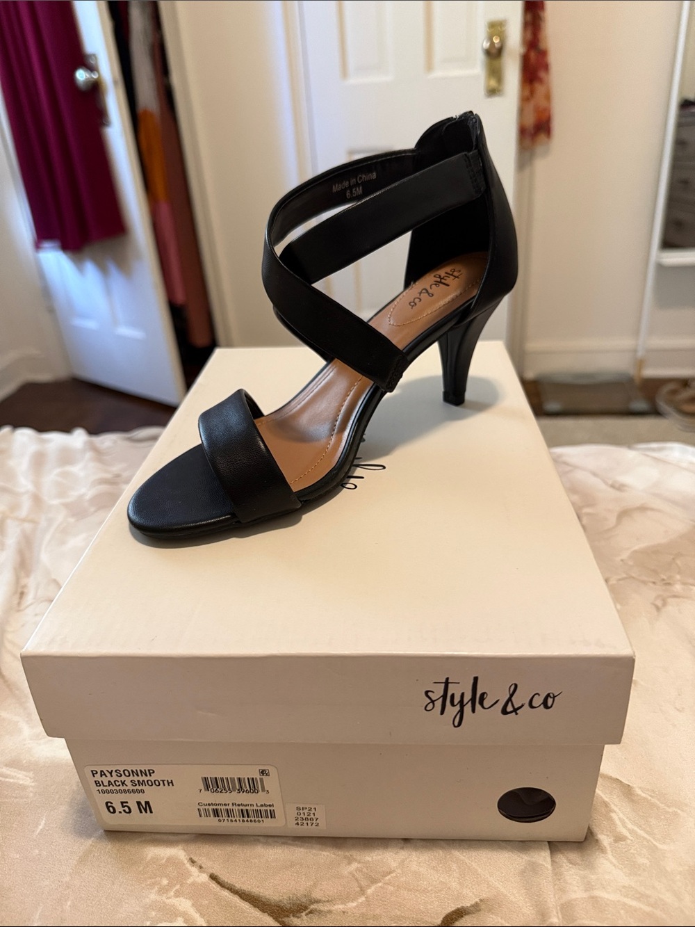 NWT Black kitten heel